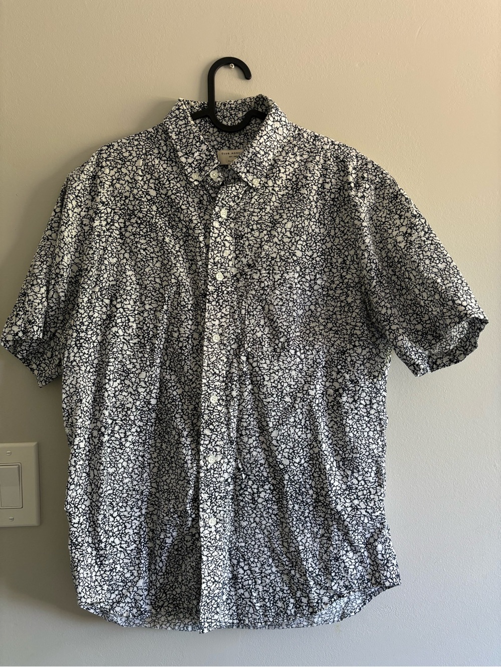 Men’s Club Monaco short sleeve polo collared pattern dress shirt